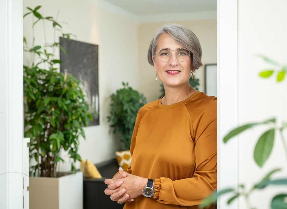 Janet Tarin steht in der Tür